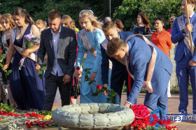Возложение цветов к могиле Неизвестного солдата.
