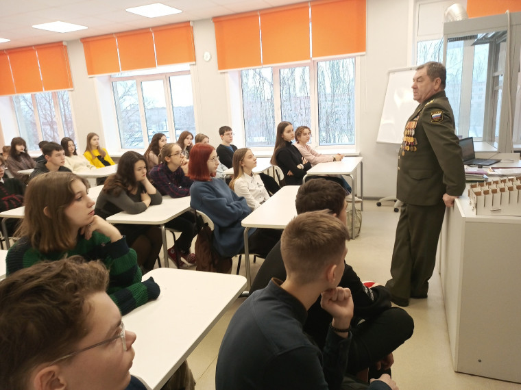 В нашей школе состоялась встреча с Вячеславом Алексеевичем Хомутовым.